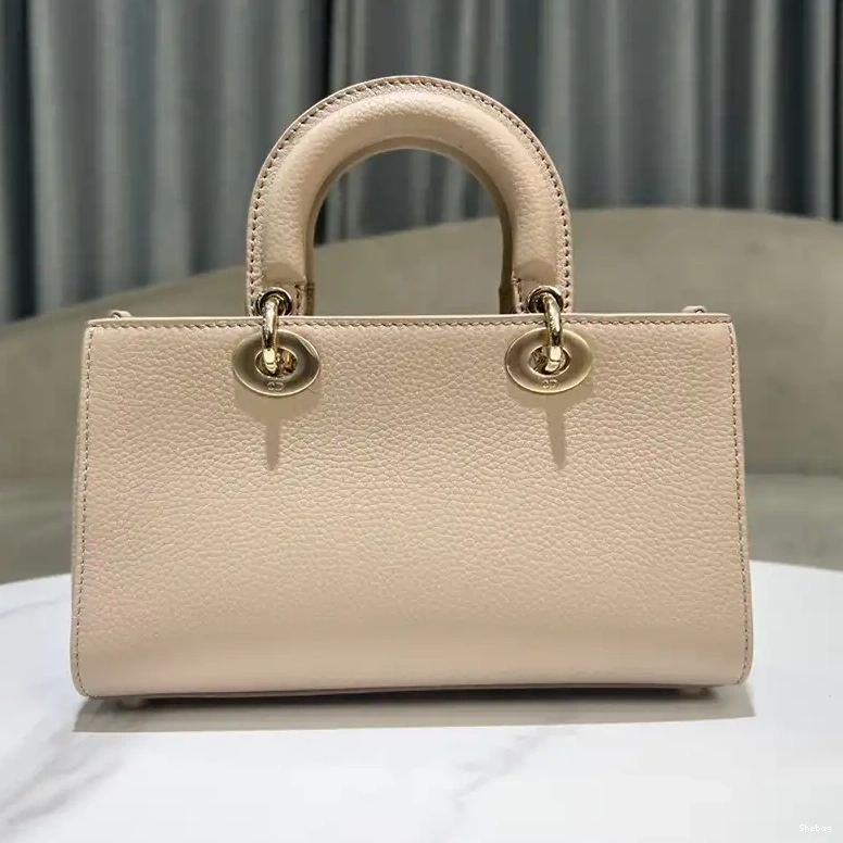 2405YA0169 Dio Bags 0606